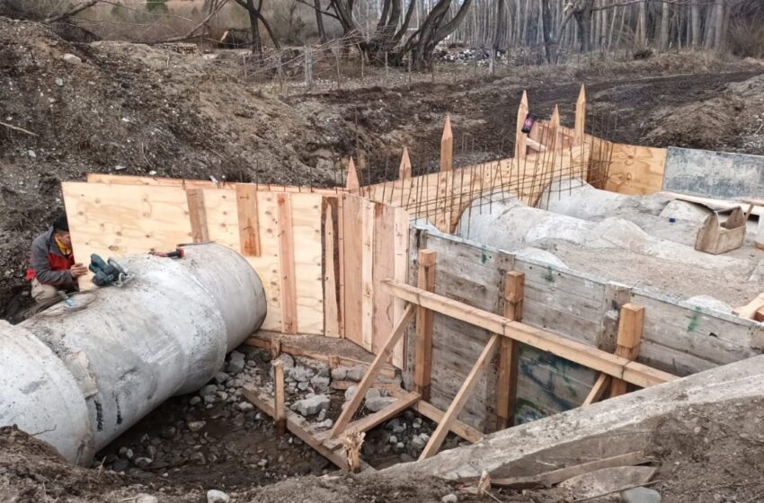  Vialidad Provincial construye una nueva alcantarilla en Epuyén