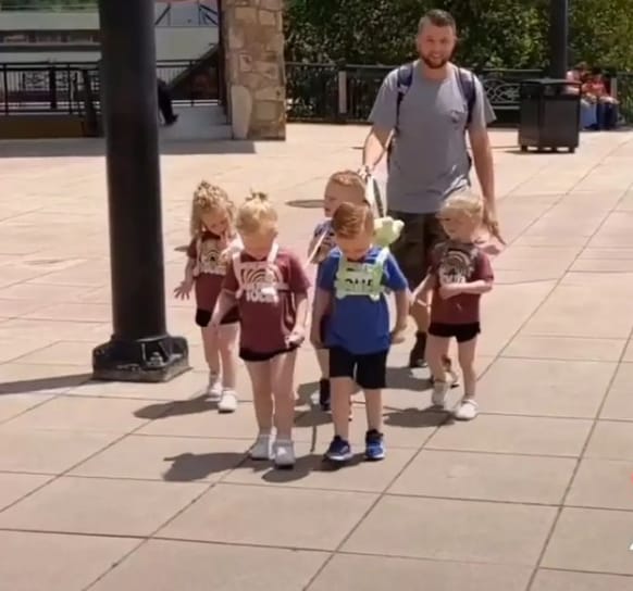  Sacó a pasear a sus hijos con una correa y lo destrozaron: «Son humanos, no perros»