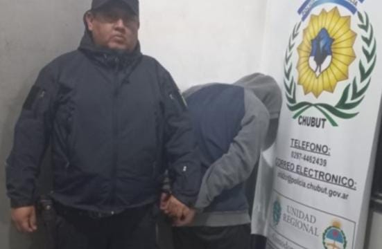  Un policía salvo su vida gracias al chaleco antibalas