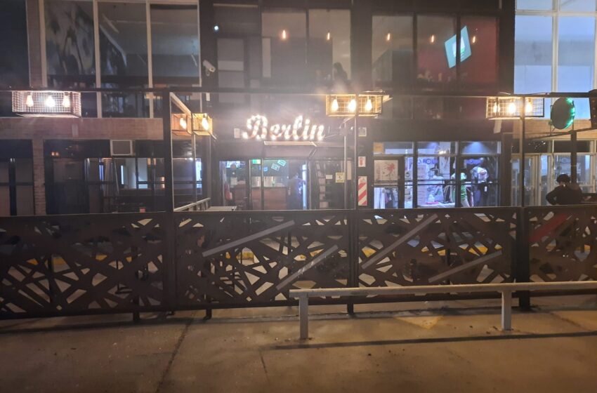  Detienen a una mujer por golpear a una oficial de policía en una cervecería de la ciudad.