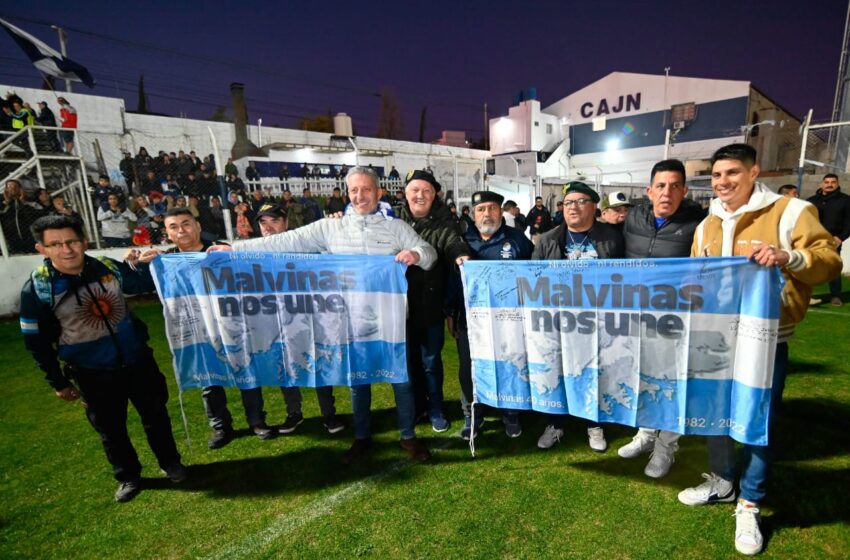  Arcioni inauguró el nuevo sistema de iluminación del club Jorge Newbery de Comodoro Rivadavia