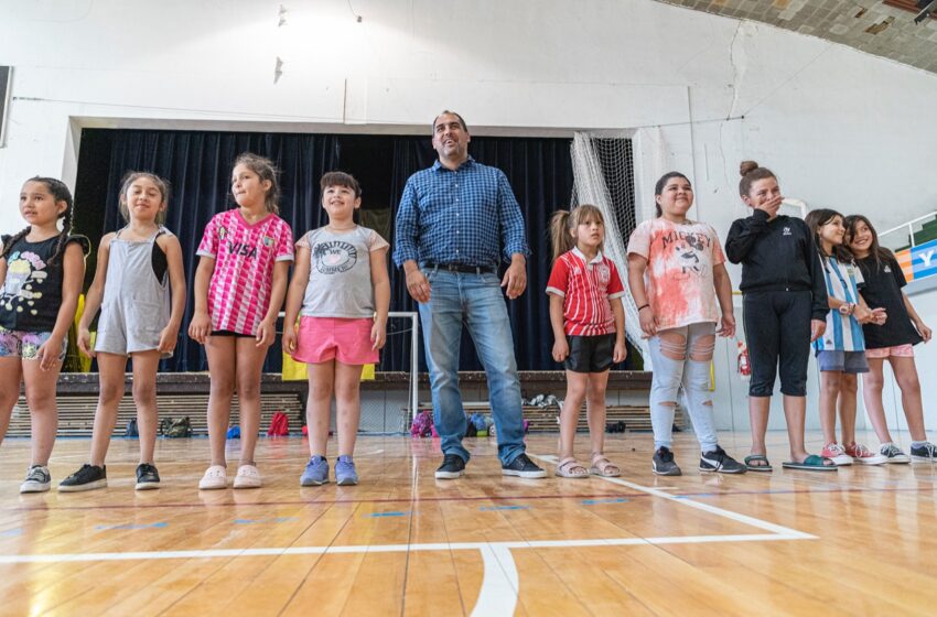  El secretario de Gobierno, Maximiliano Sampaoli, recorrió distintas sedes de la zona norte para acompañar a los pequeños que asisten al programa social, de inclusión y política pública totalmente gratuito.