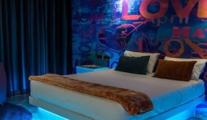  ABANDONÓ A UNA MUJER EN UN MOTEL Y LE ROBÓ HASTA SUS PRENDAS ÍNTIMAS!!