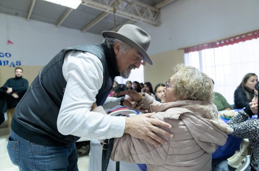  Othar Macharashvili compartió un té con más de 100 mujeres