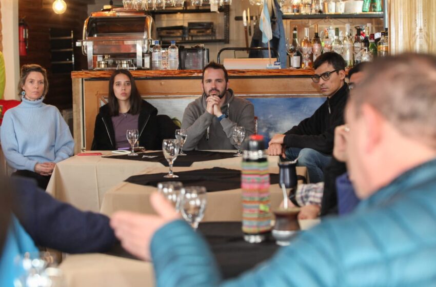  El candidato a intendente de Esquel por Arriba Chubut se reunió con comerciantes de la ciudad. Remarcó el acompañamiento al sector privado que lleva adelante desde la Secretaría de Turismo que conduce en Trevelin y abogó por hacer lo mismo desde la intendencia de Esquel.