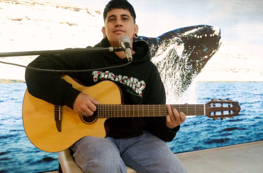  Yhosva Montoya brilló con su música en la Casa del Chubut