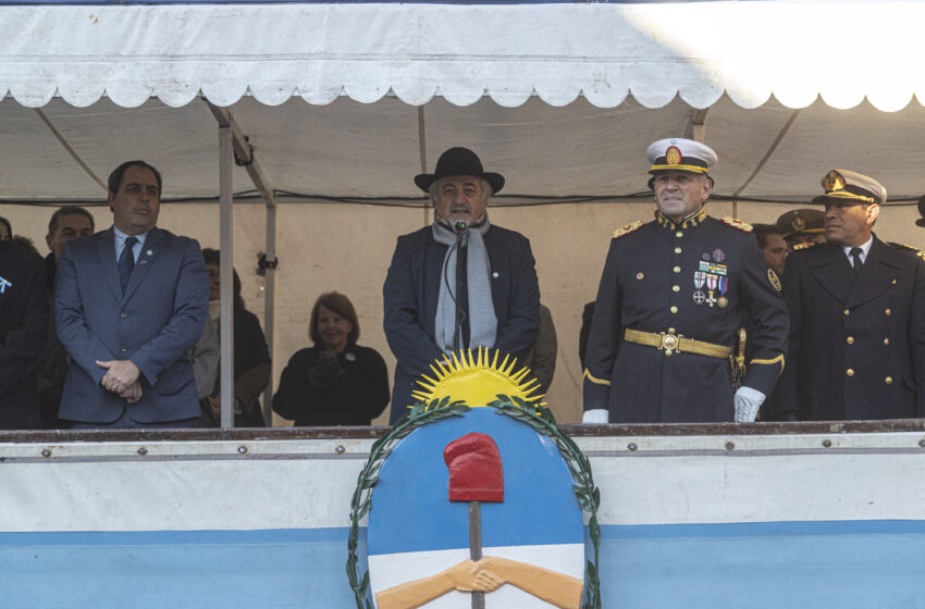  Comodoro se vistió de celeste y blanco en el 214° Aniversario de la Revolución de Mayo