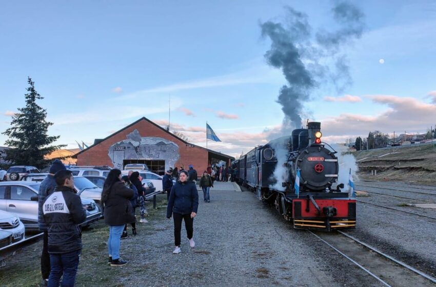  Con un viaje lleno de pasajeros, “La Trochita” conmemoró el 79° aniversario de su llegada a Esquel