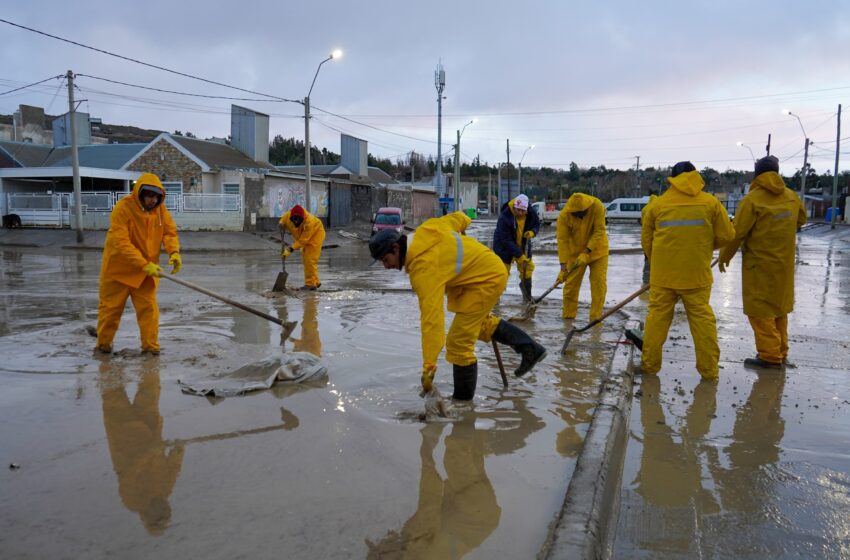  Fuerte trabajo para destapar pluviales y garantizar los accesos a los barrios