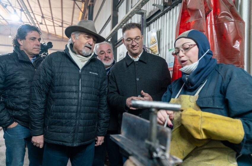  A través del trabajo mancomunado del Municipio, Pan American Energy y APORTE, se otorgaron certificaciones a 20 nuevos soldadores. La capacitación que forma parte de la sexta edición, tuvo una carga horaria de 120 horas. “Me voy llena de herramientas y muy contenta porque siento que me da una oportunidad para el futuro que quiero elegir”, dijo Noelia luego de recibir el diploma que la habilita como soldadora.