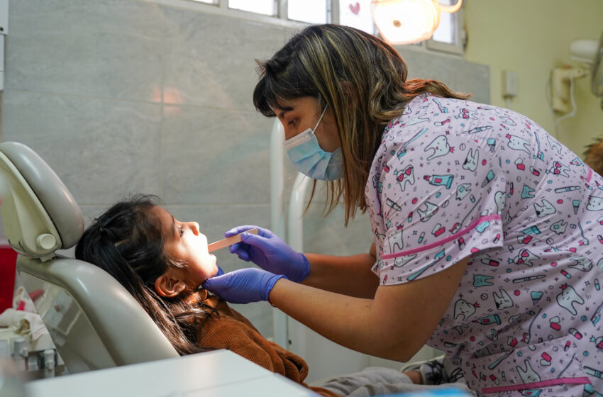  Con gran concurrencia, este sábado se llevó a cabo la jornada de atención odontológica, enfermería y vacunación a demanda, que incluyó juegos referidos al cuidado y prevención de salud bucal, charla sobre alimentación saludable, y cuidados posturales relacionado al uso de la tecnología.