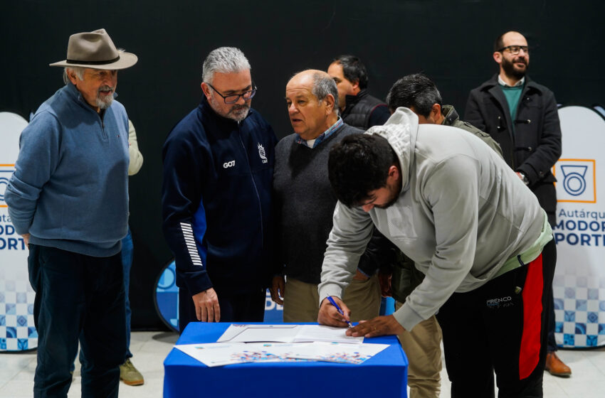  Comodoro Deportes entregó equipamiento a instituciones deportivas