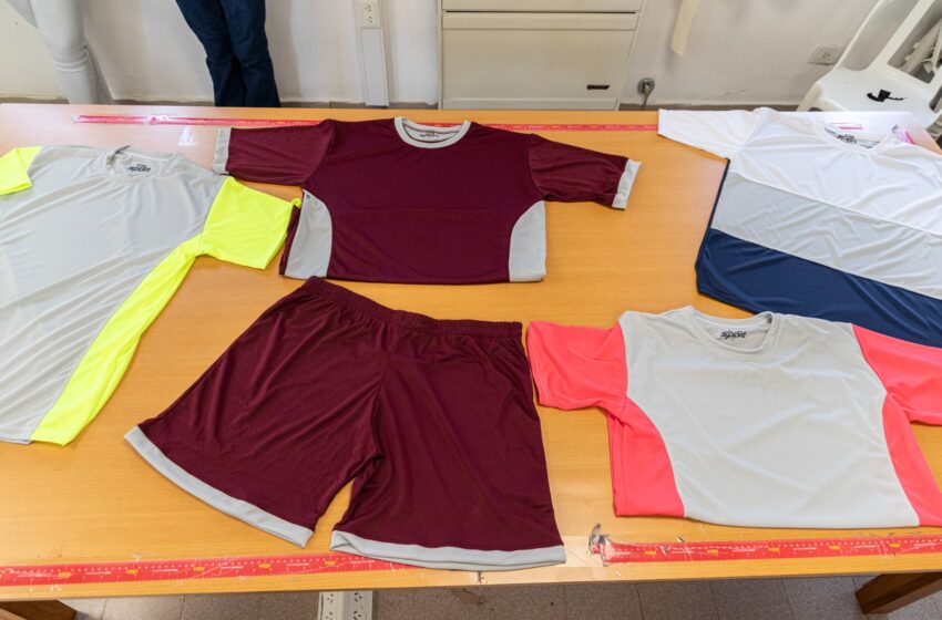  El Centro de Promoción Laboral presentó la ropa deportiva que confecciona para clubes de Comodoro