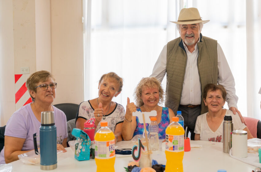  En el marco de las distintas actividades de verano que se realizan con niños, adolescentes y Adultos Mayores, el intendente Othar Macharashvili compartió un almuerzo con los participantes de la Colonia, en el Parque Saavedra.