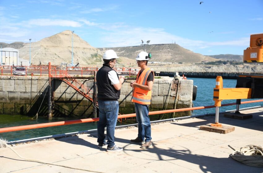  Comodoro Conocimiento realizó una prueba de funcionamiento de la boya oceanográfica en el Puerto local
