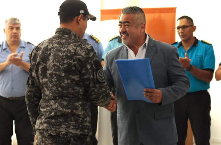  El Gobierno del Chubut reconoció a policías que rescataron a dos jóvenes en Playa Bonita