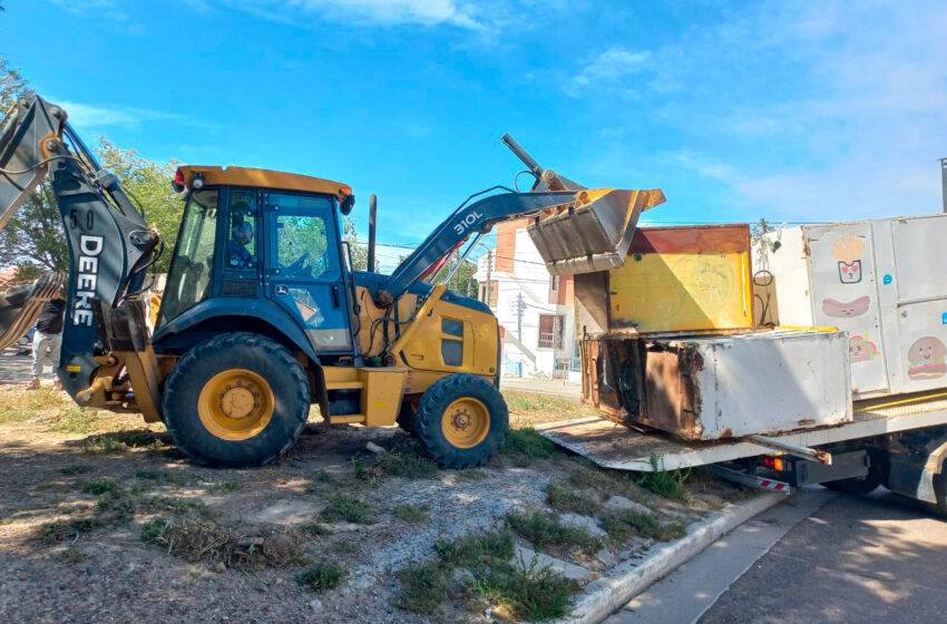  Ordenamiento: Se demolió un puesto construido en forma clandestina en un espacio público del barrio Juan XXIII