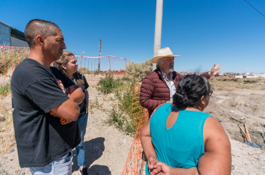  Othar recorrió la obra del puente peatonal del barrio La Cantera de Km. 8