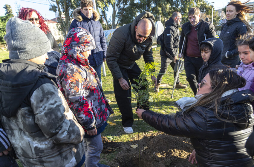  Alumnos de la Escuela Municipal junto a Abel Pintos plantaron árboles en el Parque de la Ciudad