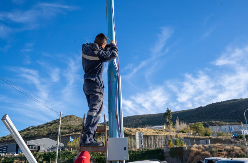  Se instalaron luminarias en las rotondas de acceso sur del camino Roque González