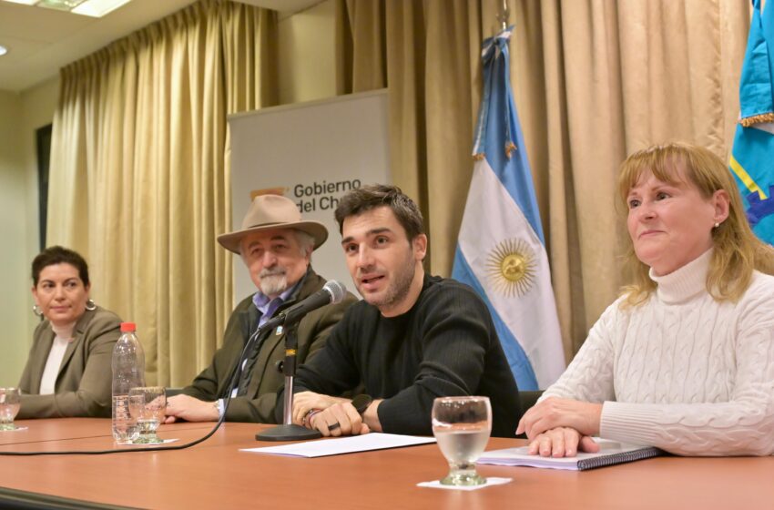  Torres encabezó la firma del contrato de concesión para la reactivación del astillero en el Puerto de Comodoro Rivadavia