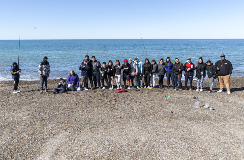  Adolescentes de La Esquina participaron en un proyecto de inclusión y pescaEstas actividades tienen como objetivo concientizar sobre la importancia de la pesca artesanal como alternativa sustentable, capaz de generar empleo local y fomentar un vínculo responsable con el ambiente. Además, fortalece el trabajo en equipo y el compartir entre los jóvenes.