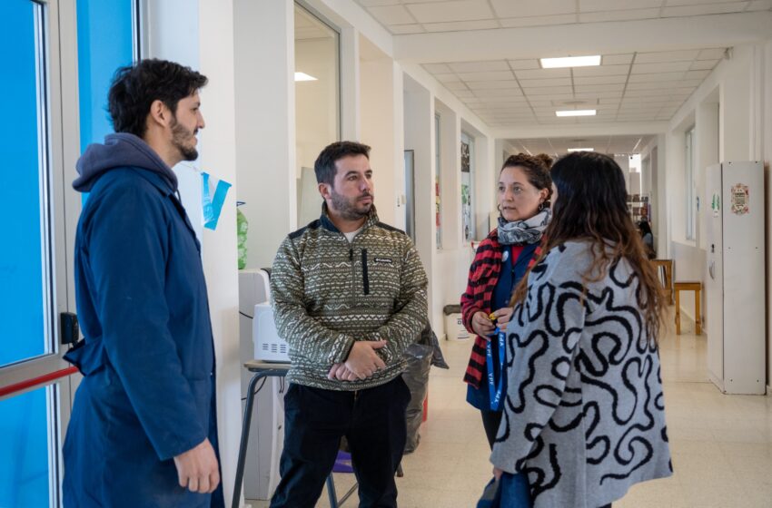  Infraestructura municipal se reunió con autoridades del Biología Marina para analizar la obra de la captación de agua de marLa reunión se concretó con el equipo directivo del establecimiento educativo de Kilómetro 3. Entre los pedidos, se abordó la necesidad de retomar la obra de la captación de agua de mar, que fue pospuesta en el marco de la reconstrucción del nuevo edificio escolar.Como parte del plan de trabajo que impulsa la gestión del intendente Othar Macharashvili, esta semana el secretario de Infraestructura, Obras y Servicios Públicos, Fernando Ostoich, acompañado por la subsecretaría Clarisa Mendéz, mantuvo una reunión con el equipo directivo del Colegio Biología Marina N° 704, donde se abordaron diferentes solicitudes que requiere la institución, entre ellos, la reactivación del proyecto para la construcción de un sistema de captación de agua de mar en el establecimiento ubicado en Kilómetro 3.