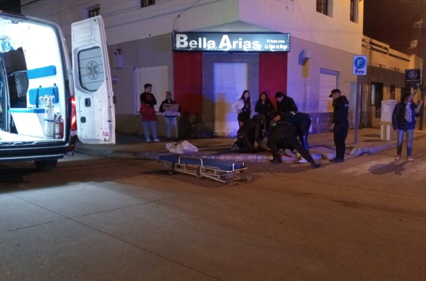  CRIA. SECC. PRIMERA COM. RIV.INTERVENCIÓN POLICIALTEMA: ACCIDENTE DE TRÁNSITO CON LESIONADOSFECHA Y HORA: 19/09/25 SIENDO LAS 20:50 HS.LUGAR: RIVADAVIA INTERSECCIÓN CHACABUCO.MOTO VEHÍCULO: marca HONDA modelo 150 cc conducir por P S L (21) empleadoVEHICULO: Marca PEUGEOT, modelo 2008, conducido por V P (41) empleada.RESEÑA: en fecha, hora establecida personal policial interviene en lugar indicado a raíz de llamado de centro de monitoreo poniendo en conocimiento de colision vehicular con lesionados.A raíz de esto, personal policial se constituye al lugar, al entrevistarse con conductor de moto-vehículo, refiere que circulaba por Sarmiento, momento en que colisiona con vehículo que circulaba por Francia.A causa de accidente, este refiere lesiones en pierna Derecha, siendo traslado a nosocomio regional por ambulancia. Interviene en el lugar personal de Criminalística.OBSERVACIONES: personal de tránsito realiza test de alcoholemia a conductora de vehículo, dando 0 g/l de alcohol en sangre. Conductor de rodado, se encuentra en observaciones de hospital regional. En cuanto a los rodados son trasladados a sede policial en calidad de secuestro preventivo.