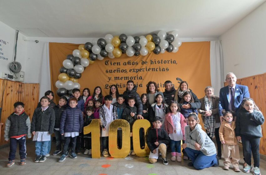  En el centenario de Lago Blanco, Torres entregó equipamiento, un Aula Digital Móvil y anunció la construcción del Albergue Comunal