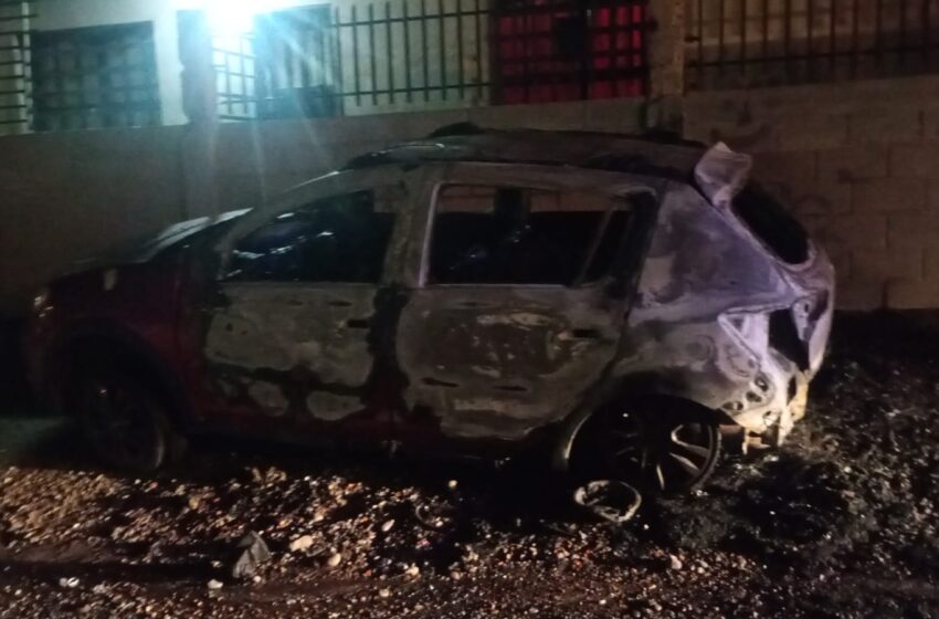  CRIA. SECC. SEPTIMA C.RFECHA 26/09/25 – 22:30hsDELITO: INCENDIO Y OTROS ESTRAGOS.DAMNIFICADO J E V (34)LUGAR CALLE MAHUIDA NRO. 2400RESUMEN-Informa superioridad fecha hora lugar indicado, tomase conocimiento parte Centro Monitoreo del incendio de un Vehículo RENAULT SANDERO STEPWAY el cual hallase estacionado sin funcionar (chocado parte lateral derecho).Solicitase presencia bomberos Cabo Cáceres Interno movil 60, quienes proceden a apagar el foco ígneo.Mismo quedó con daños totales.