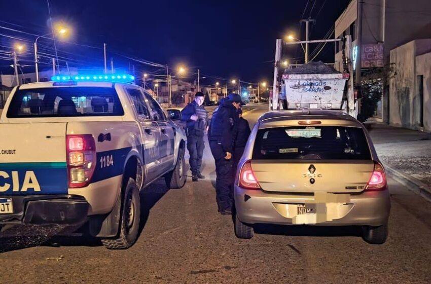  ÁREA UNIDAD REGIONAL COMODORO RIVADAVIACOMISARÍA DISTRITO KILOMETRO OCHOFECHA Y HORA: 27/09/2025 03:53 Hs.MOTIVO: secuestro vehicularLUGAR: Avenida Alejandro MaizVEHÍCULO: RENAULT CLIOCONDUCTOR: S J C (55)INFORMO: circunstancias personalPolicial se encontraban realizando patrullajes preventivos por calle Alejandro Maiz, observan un vehiculo relizando maniobras peligrosas, rodado se trata de Renault Clio color grisEl mismo es interceptado Avenida Alejandro Maiz y calle Teniente Jukic, al detener la marcha, a simple vista se constata que el conductor posee dificultad para articular las palabras y emana fuerte aliento etílico, por lo que se solicitó la presencia de personal de APSV, quienes arribados en el lugar, efectuan correspondiente test de alcoholemia, dando resultados positivos de 2,03gl, efectuándose acta de infracción por alcoholemia positiva.OBSERVACIONES: Se procedió al secuestro del vehículo, quedando alojado en esta dependencia policial y a la retención de la licencia de conducir. –