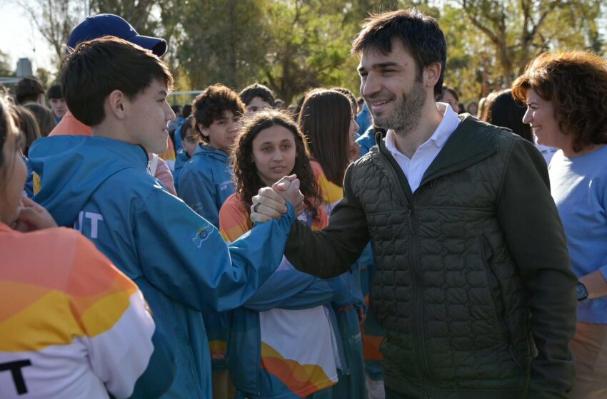  Torres acompañó la despedida de la delegación chubutense que viajará a los Juegos Evita y aseguró que “estamos comprometidos con el crecimiento del deporte en toda la provincia”