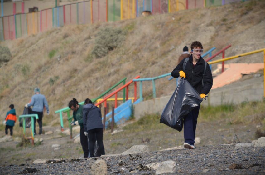  Más de 50 adolescentes y jóvenes participaron de una jornada de limpieza en las playas de Km3El encuentro tuvo como objetivo la relación de la comunidad con su entorno costero, garantizando la participación de niñas, niños, adolescentes y juventudes.