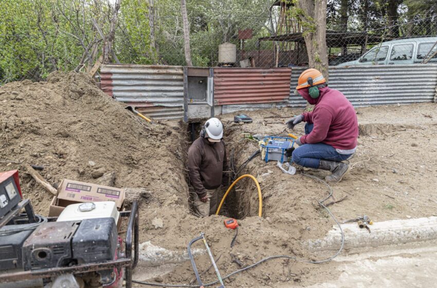  La ampliación de la red de gas registra más de un 90% de avance y beneficiará a las familias de la manzana 76. En paralelo, se ejecutan tareas de repaso de calzada en el barrio y otros sectores de la ciudad.