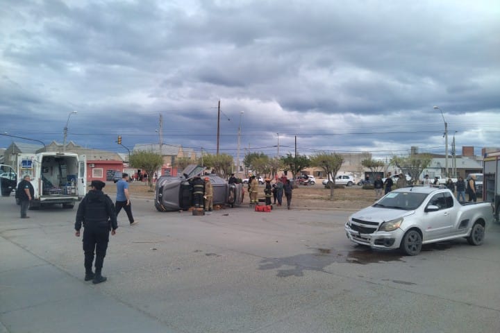  CRIA. DTTO. KM. 8 COM. RIV.FECHA Y HORA: 03/10/25 16:09hsMOTIVO: Vuelco vehicularLUGAR: Avenida Teodoro Petroff interseccion con Avenida Italo dell OroVEHICULO 1 Renault Duster dominio colocado AH-187WL conducido por Fidalgo Laura Yamila ()VEHICULO 02: Chevrolet Montana dominio colocado MLW-654 conducido por Villegas Gomez Mariano Gabriel (76) D.N.I. N°14.282.442INFORMO: Raíz llamado telefónico, personal policial se constituye en el lugar del hecho, constatando el vuelco de un vehículo (Vehículo 01), el cual se hallaba volcado (apoyado) sobre su lateral izquierdo sobre la cinta asfáltica.En el interior del rodado se encontraba la conductora atrapada, haciéndose presente personal de Bomberos, quienes procedieron a retirarla del habitáculo. Asimismo, se hizo presente personal médico a cargo de la Dra. Flukinger, quien examinó a la conductora y determinó que la misma resultó ilesa. Se corroboró que la documentación vehicular se encontraba en regla.Entrevistada la conductora, ésta refirió que circulaba por Avenida Teodoro Petroff cuando fue impactada en la parte trasera por otro vehículo (Vehículo 02), lo que ocasionó la pérdida de estabilidad y posterior vuelco de su rodado.Seguidamente, se mantuvo entrevista con el conductor del Vehículo 02, identificado como Villegas, quien manifestó no presentar lesiones y no desear asistencia médica.Se deja constancia que se requirió la presencia de personal de Tránsito, quienes practicaron test de alcoholemia a ambos conductores, arrojando resultados negativos en ambos casos.BOMBEROS: Of. Ayte. Licastro VictorAMBULANCIA: Dra. FlukingerTRANSITO: INALEFF VICTOROF. DE SERVICIO: Of. Ayte. Castillo Ana