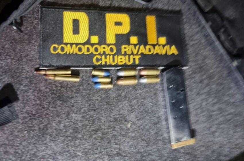  POLICIA DEL CHUBUT – DIVISIÓN POLICIAL DE INVESTIGACIONES COMODORO RIVADAVIA FECHA DE LAS DILIGENCIAS: 09/10/25 DILIGENCIA DE ALLANAMIENTO, REGISTRO DOMICILIARIO, SECUESTRO VEHICULAR Y DETENCION DELITO : HOMICIDIO RESEÑA: En el día de la fecha la División Policial de Investigaciones (DPI) llevó a cabo en forma simultánea un total de diez diligencias de allanamiento en el marco de la investigación por el ataque a vendedores ambulantes ocurrido el pasado 5 de octubre en la playa de carga de combustibles de la Estación de Servicios YPF 3GEN (Ex Rodrigo). Las diligencias que iniciaron a las 07:00 horas incluyó siete domicilios en esta ciudad y tres en la ciudad de Puerto Madryn, con el objetivo de buscar elementos de interés para la investigación y detener a los responsables del violento hecho.El ataque del 5 de octubre fue perpetrado por tres hombres que se movilizaban en un vehículo de color rojo, utilizando armas de fuego contra los vendedores ambulantes. Como resultado, la víctima identificada como C.A.N. (25) falleció en el Hospital Regional a causa de las lesiones, mientras que M.F.M. (32) resultó gravemente herido y fue internado. Un tercer vendedor, S.C.J. (23) logró escapar ileso.Inmediatamente después del suceso, personal de la División desplegó un intenso trabajo de campo logrando ubicar testigos y analizar cámaras de seguridad. Estas diligencias resultaron cruciales para individualizar e identificar tanto a los autores como al vehículo utilizado, que resulta ser un FIAT, modelo PUNTO, de color rojo. Con las pruebas reunidas la Dra. Verona Dagotto del Ministerio Público Fiscal solicitó las órdenes de allanamiento al Juez Penal, Dr. Alejandro Soñis.De las medidas llevadas a cabo, se logró el secuestro de elementos clave para la causa, incluyendo prendas de vestir utilizadas por los agresores, municiones y el vehículo empleado en el hecho. Además, se concretó la detención de B.A.D. (25), un masculino mayor de edad. Si bien se determinó la participación de tres personas, la División Policial de Investigaciones continúa con las diligencias para lograr la detención de los dos restantes.