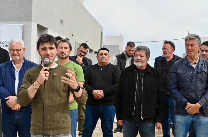  Torres junto a Gerardo Martínez encabezó entrega de viviendas en la que 43 familias de Trelew recibieron la llave de su primer hogar
