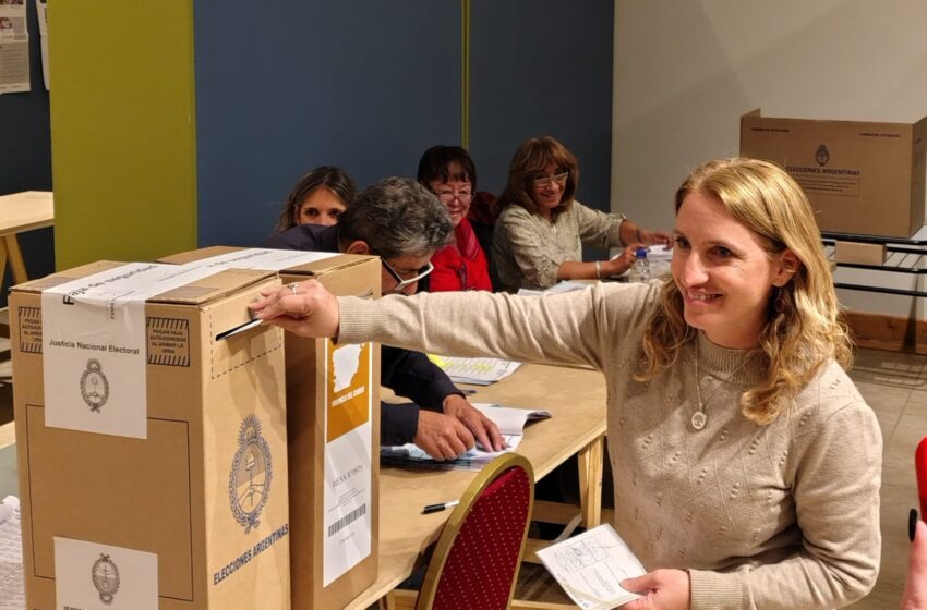  La intendenta Mariel Peralta emitió su voto y valoró la jornada electoral en la villa, que transcurrió con normalidad y buena afluencia de vecinos. Destacó además la implementación del sistema de boleta única de papel, al que calificó como “ágil, simple y efectivo”.La intendenta de Rada Tilly, Mariel Peralta, emitió su voto este domingo en el marco de las elecciones nacionales y el referéndum provincial. Se trató de su primer sufragio como jefa comunal de la villa, un momento que definió como “muy especial” y parte de una “celebración de la democracia” que disfruta cada año.