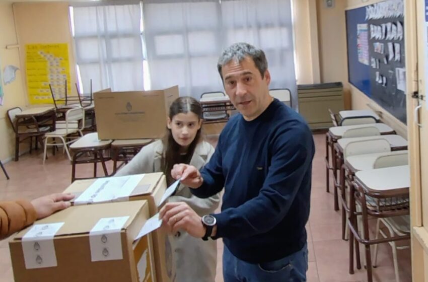  El candidato a diputado nacional por Unidos Podemos, Juan Pablo Luque, emitió su voto este domingo en Comodoro Rivadavia. En una jornada que consideró como “tranquila y con buena participación”, destacó el compromiso ciudadano y volvió a marcar la dureza de la campaña que atravesó.