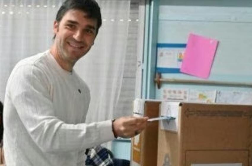  El gobernador de Chubut, Ignacio Nacho Torres, habló tras emitir su voto en las elecciones 2025 en la ciudad de Trelew y expuso que la provincia “está aprendiendo a escribir su propio destino” y comentó como será la jornada de comicios este domingo. «Muy contento con cómo se está viviendo la jornada», expresó a la prensa.