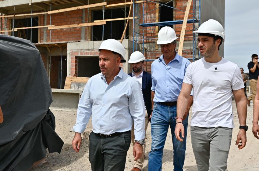  Torres recorrió la obra de 114 viviendas que la Provincia lleva adelante en Puerto Madryn