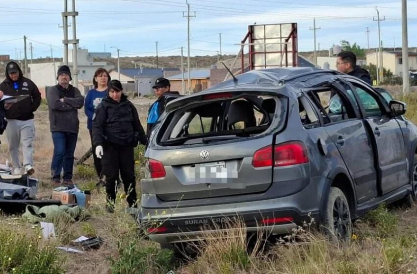  AREA UNIDAD REGIONAL COMODORO RIVADAVIA CRIA DTTO KILOMETRO 8 INTERVENCION POLICIAL FECHA y HORA: 30/10/2025 05:20 horas motivo muerte en accidente vehicular víctima fatal: M M A (28),víctima lesionada: S M E (27).Relato:A raíz de un llamado telefónico personal policial interviene en un vuelco vehicular resultando única parte involucrada rodado VW SURAN, teniendo como víctimas personas indicadas.Toma intervención el MPF Criminalística,la persona lesionada fue trasladado al hospital por sus lesiones.La víctima trasladada a la morgue para posterior autopsia,el rodado fue secuestrado.Se activa el protocolo respecto a muestras de sangre para determinar existencia de alcohol en sangre.Todas las diligencias fueron supervisadas por el jefe titular de la dependencia Crio. Morales, Hugo