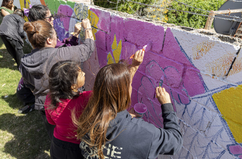  Se realizó una intervención artística en el Parque de la Ciudad en el marco del 25NLa actividad consistió en la creación de un mural colectivo en un espacio de alto tránsito vecinal, con el objetivo de transmitir el significado del Día Internacional de la Eliminación de la Violencia contra la Mujer. La propuesta articuló expresión artística, memoria colectiva y compromiso social, convirtiendo el lugar en un punto de reflexión accesible para todos los vecinos.En el marco del Día Internacional de la Eliminación de la Violencia contra la Mujer, el Municipio a través de la Secretaría de la Mujer, Género y Diversidad; junto al Proyecto Arte Público del Instituto Superior de Formación Docente Nº 806, llevaron adelante una intervención artística destinada a visibilizar la fecha y promover la reflexión comunitaria.
