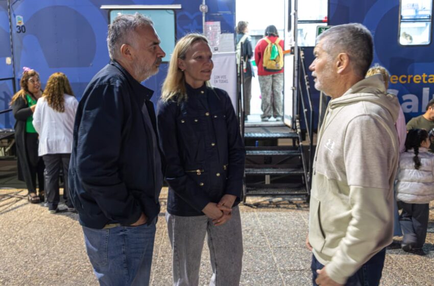  El Municipio llevó adelante la 2° edición de la “Noche de los Testeos” con una amplia participación de los vecinosLa propuesta se desarrolló en el marco del Día Mundial de la Respuesta al VIH/Sida e incluyó testeos rápidos, asesoramiento y actividades por la Semana del Orgullo. Se realizaron 130 pruebas bajo la consigna #ElijoSaber. También participaron representantes del PNUD, quienes el lunes participarán del lanzamiento de una nueva plataforma digital municipal de información sobre VIH e ITS.