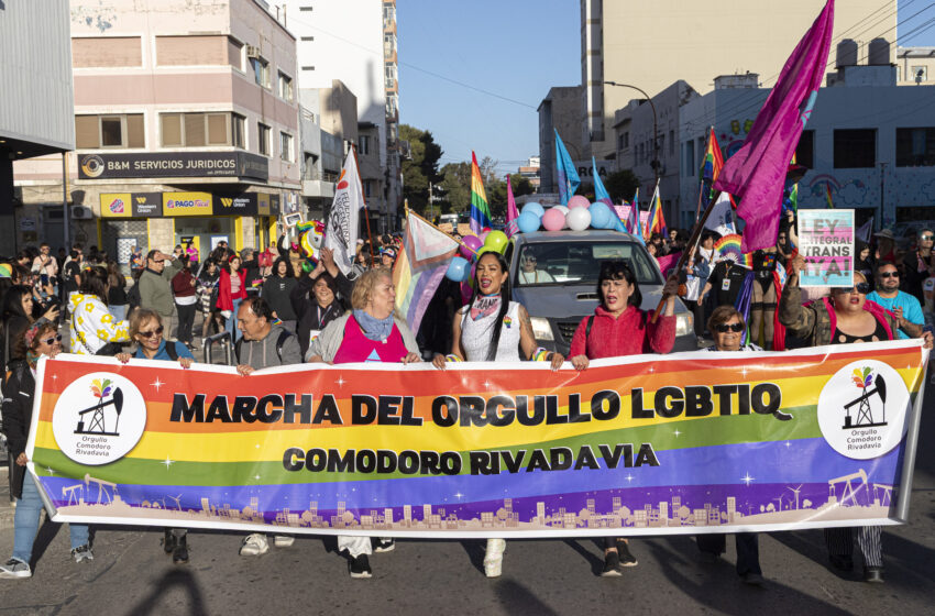  Comodoro celebró la XIII Marcha del Orgullo con una jornada de diversidad, inclusión e igualdadLa ciudad vivió una nueva jornada de celebración, visibilización y defensa de derechos con la XIII Marcha del Orgullo, una actividad que incluyó la tradicional Plaza Diversa, la movilización por las calles céntricas y un festival artístico en el Centro Cultural. La convocatoria volvió a ratificar el compromiso colectivo de construir una comunidad más justa, abierta e inclusiva.La propuesta fue impulsada por la Comisión Organizadora del Orgullo de Comodoro Rivadavia, con el acompañamiento del Municipio a través de las Secretarías de la Mujer, Género y Diversidad, Cultura, Comodoro Turismo; más la participación de la Secretarías de Salud, Desarrollo Humano y Familia, y Comodoro Deportes; además de la Federación Argentina LGBT+, y la Asociación de Travestis, Transexuales y Transgéneros de Argentina.