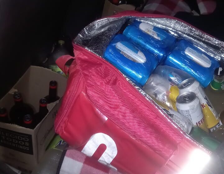  COMISARIA SECCIONAL CUARTA COMODORO RIVADAVIA FECHA: 03/11/2025 HORA: 04:24 hs HECHO: SECUESTRO BEBIDAS – INF. ORDENANZA MUNICIPAL 8787/06 ART 01.-LUGAR: Av. Juan XXIII y Soldado Almonacid Barrio Ceferino N.INFRACTOR/CONDUCTOR: C A M (27)ACOMPAÑANTE: A E (26)RELATO: Fecha, hora y lugar mención personal policial de la Sección operaciones de Unidad Regional, divisan vehículo Volkswagen Gol circulando sobre Avenida Juan XXIII.Proceden identificación de ocupantes y respectivo control documentación rodado, divisando a simple vista asiento trasero importante cantidad de bebidas alcohólicas. Conductor refiere encontrarse realizando venta bebidas modalidad delivery.Se realiza acta infracción Municipal Nº 75888 en relación Ordenanza Nro. 8787/06 Art 1º.Se procedió secuestro totalidad bebidas alcohólicas, tratandose de: (10) pack cerveza, (05) botellas vino, (06) cajas de vino, (02) botellas d. Lemon, (02) botellas cerveza corona; (01) Botella Gancia, (01) botella fernet, (01) botella vodka (01) gin tonic.
