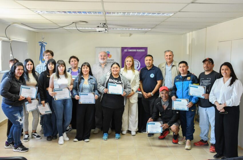  Comodoro Conocimiento y UOCRA entregaron certificaciones en colocación de adoquines