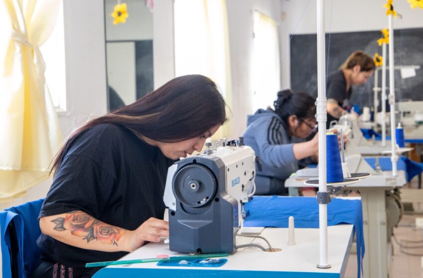  El Centro de Promoción Laboral fortalece la confección de indumentaria para el personal municipal