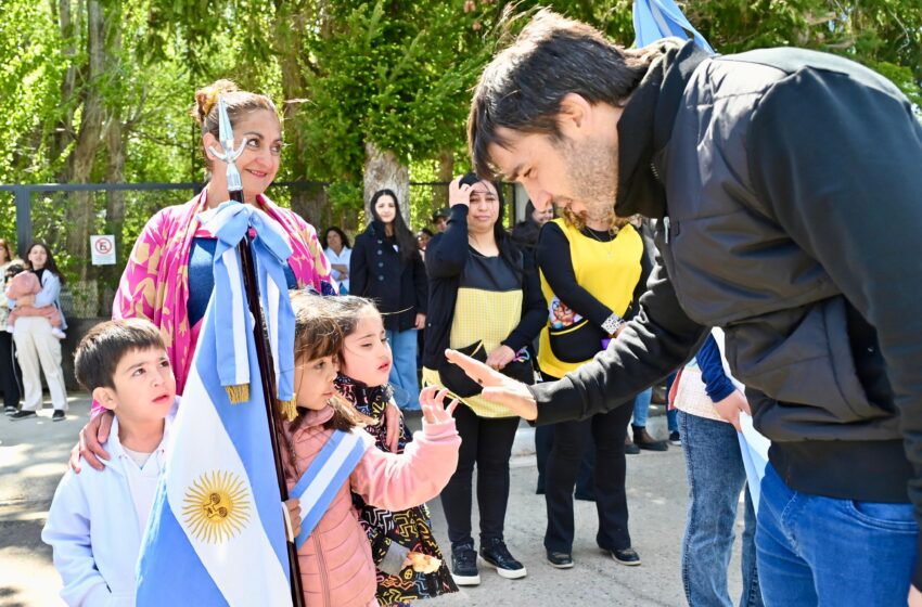  Torres presidió el acto aniversario de José de San Martín y firmó contratos para construir nuevas viviendas y ampliar las redes eléctrica y de gas