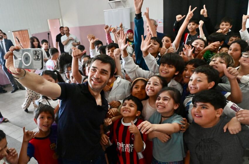  Torres entregó dispositivos tecnológicos a estudiantes y anunció la licitación para ampliar el Plan de Conectividad a más localidades de la provincia